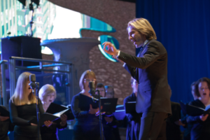 dirigent in zwart pak voor een dameskoor